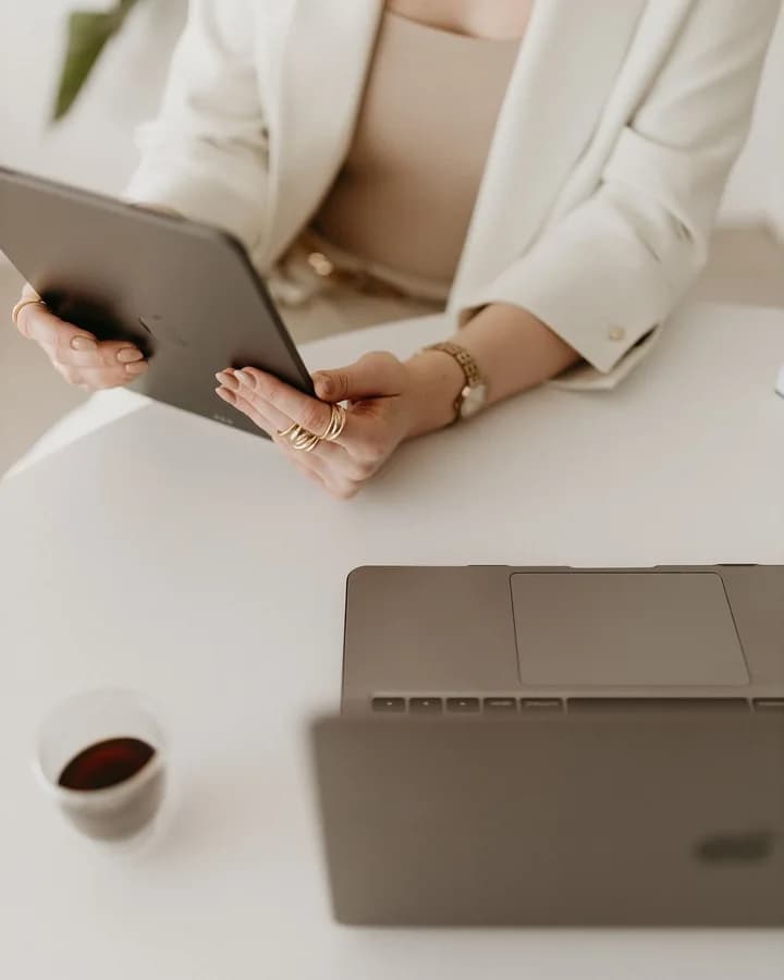 An AI assistant handling enquiries